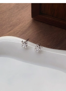 Gros plan de boucles d'oreilles en argent S999 en forme d'étoile avec zircons cubiques