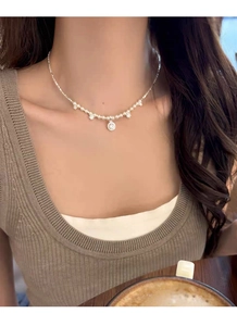 Détail du collier en argent S925 avec étoiles en zircon brillant et perles blanches