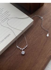 Vue macro détaillée du collier en argent sterling S999 avec pendentif en zircon étincelant