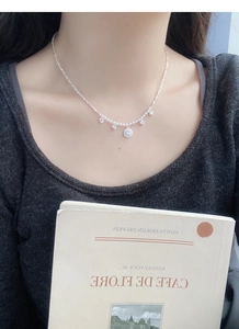 Détail du collier en argent S925 avec perles et pendentifs en oxyde de zirconium étincelants