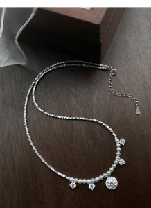 Détail du collier en argent sterling S925 avec zircon brillant et perle élégante fine