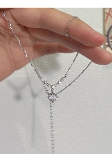 Vue détaillée du collier en Y en argent sterling S999 avec pendentif fleur en zircon scintillant