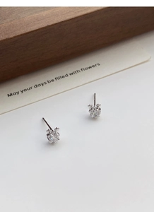 Vue macro des boucles d'oreilles étoile en argent S999 avec zircons cubiques ronds