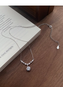 Détail du collier en argent S925 avec pendentif en zircon scintillant et fermoir