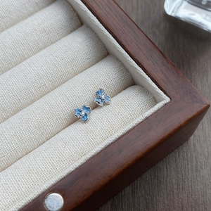 Boucles d'oreilles iris en argent S999 avec pétales en émail bleu et centre en zircone