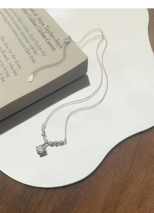 Vue détaillée du collier en argent sterling S999 avec poinçon et pendentif zircon goutte