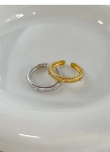 Detailed view of S925 sterling silver rings with brushed stripe texture and zircons