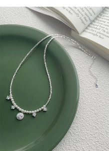 Vue détaillée de la chaîne en argent sterling S925 avec perles blanches et pendentifs zircon