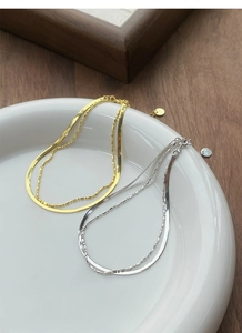 Détail du poinçon en argent sterling S925 sur les bracelets double chaîne serpent