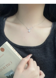 Détail du collier en argent fin S999 avec zircon goutte d'eau porté au cou du mannequin