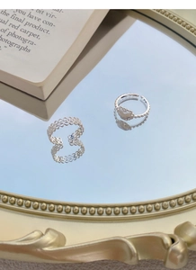 Vue détaillée de la bague en argent S925 dentelle et bague cœur brossé sur miroir vintage