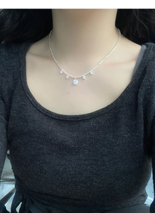 Détail d'un collier en argent sterling avec des perles blanches et des oxydes de zirconium