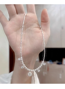 Détail du collier en argent S925 avec perles élégantes et pendentifs en zircon brillants