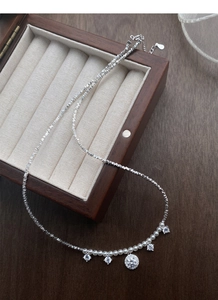 Détail du collier en argent S925 avec perles blanches et pendentifs en zircon brillant