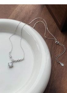 Gros plan sur le collier en argent sterling S925 avec fermoir réglable sur plat en céramique