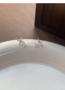 Macro view of S999 silver osmanthus earrings with micro-inlaid cubic zirconia crystals