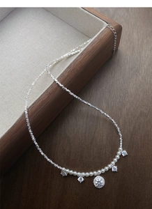 Vue détaillée du collier en argent S925 avec perles et pendentifs en zircon brillant