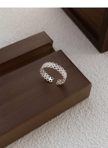 Détail de la bague en argent S925 avec maille dentelle complexe et poinçon d'authenticité