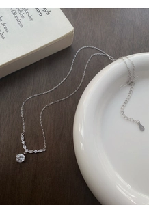 Gros plan du collier en argent sterling S925 montrant les détails du pendentif fleur