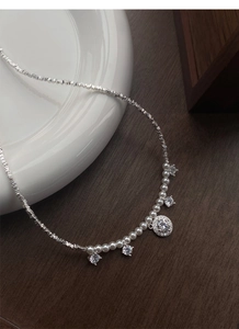Détail du collier S925 en argent avec perles blanches et pendentifs en zircone cubique