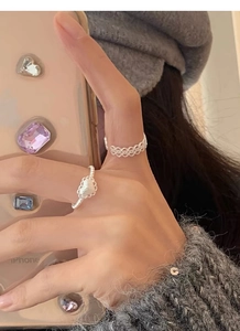Gros plan d'un ensemble de bagues en argent S925 avec dentelle ajourée et motif cœur