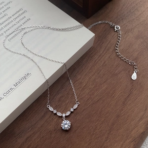 Collier fleur en argent S999 avec pendentif en zircone et design élégant en forme de v