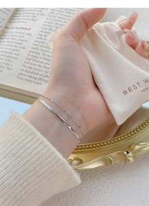 Détail du bracelet double couche en argent S925 avec chaîne serpent et perles