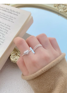 Vue détaillée de bagues en argent S925 superposées avec cœur brossé et texture dentelle