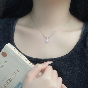 Collier en argent S999 avec pendentif fleur gouttelette et zircone ronde brillante