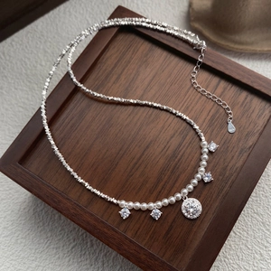 Collier élégant en argent sterling S925 avec perles blanches et pendentifs en zircone