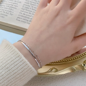 Bracelet double couche minimaliste en argent S925 avec chaîne serpent porté par modèle