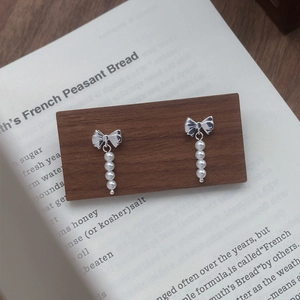 Elegant S925 silver bow stud earrings with vertical pearl tassels in French retro style