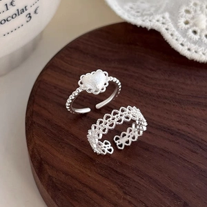 Ensemble de bagues en argent S925 ajustable avec motifs cœur en dentelle sur bois de noyer