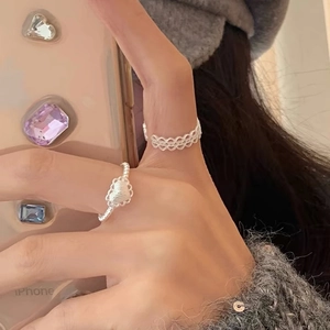 Bagues en argent S925 avec bordure en dentelle et motif de cœur sur un mannequin