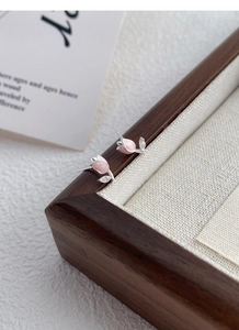Nahaufnahme von S925 Silber Tulpen Ohrsteckern mit rosa Glasur und Zirkonia Blättern