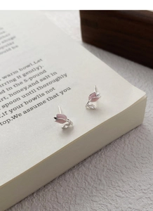 Detailaufnahme der S999 Silber Tulpen-Ohrstecker mit rosa Edelstein und Zirkon