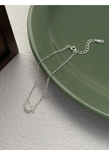 Dettaglio del bracciale con farfalla in argento S925 con chiusura a moschettone e catena