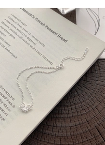 Dettaglio del bracciale farfalla in argento S999 con marchio S925 e zircone lucido