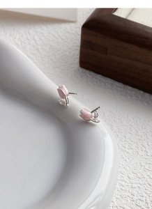 Detail von rosa Tulpen-Silberohrsteckern mit Zirkon auf einer Keramikschale