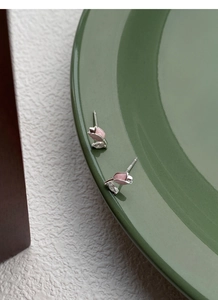 Detail-Makroaufnahme der S925 Sterlingsilber Tulpen-Ohrringe mit rosa Emaille-Blüten