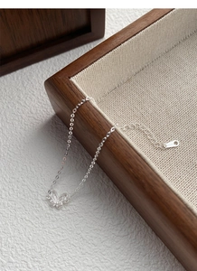 Dettaglio del ciondolo a farfalla in argento sterling S925 con marchio S925 su catena fine