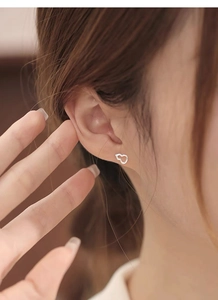 Gros plan détaillé sur boucle d'oreille gourde évidée en argent fin S999 sur mannequin