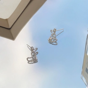 S999 sterling silver double heart stud earrings with irregular hammer texture on mirror surface