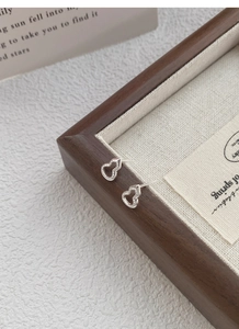 Gros plan sur les boucles d'oreilles hulu en argent S999 avec des détails de perles