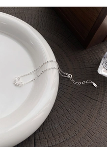 Dettaglio del ciondolo a farfalla in argento sterling S925 con catena regolabile