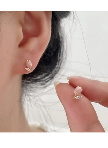 Details von Tulpen Silber-Ohrsteckern mit rosa Emailleblume und Zirkonia-Einlage