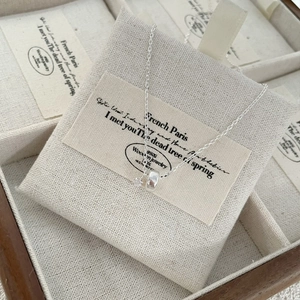 Minimalist S925 silver necklace with sparkling zircon pendant in a wooden jewelry box