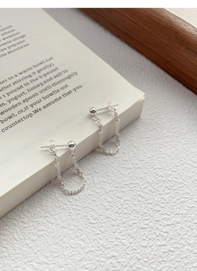 Detailed view of S925 sterling silver chain earrings with shimmering U-shaped drape design
