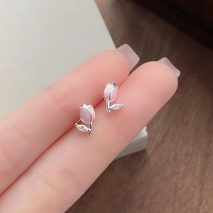 Exquisite S999 Sterlingsilber Tulpen Ohrstecker mit rosa Details und Zirkon-Blatt