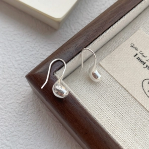 Eleganti orecchini a goccia in argento S925 con finitura a specchio lucida su legno